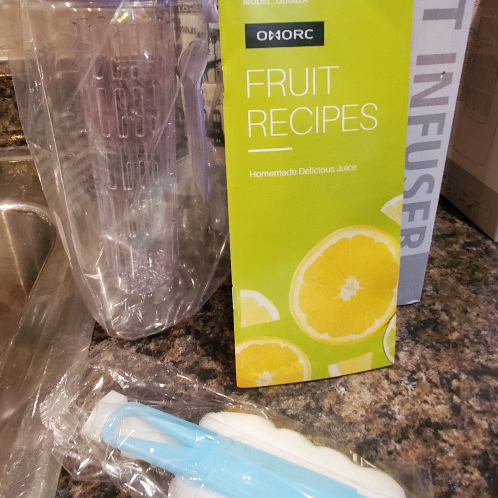 New Large Fruit Infuser Water Bottle & Recipe Book